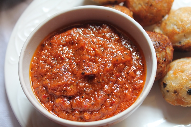 YUMMY TUMMY Easy Onion Tomato Chutney Recipe / Red Chutney for Idli & Dosa