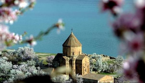 Más misas en la iglesia armenia de Akhtamar