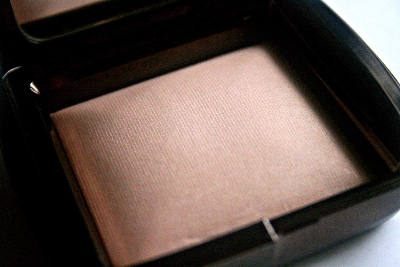 Makeup, Beauty and More Hourglass Ambient Lighting Powder in Dim Light