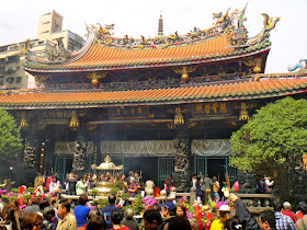 Longshan Temple Crowd Taipei Taiwan 