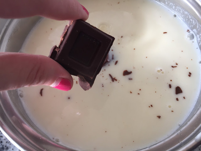 Helado de chocolate con huesitos blancos. Añadiendo el chocolate troceado.