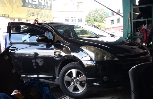 Toyota wish, kereta wish hitam, audio system, pasang video player kereta