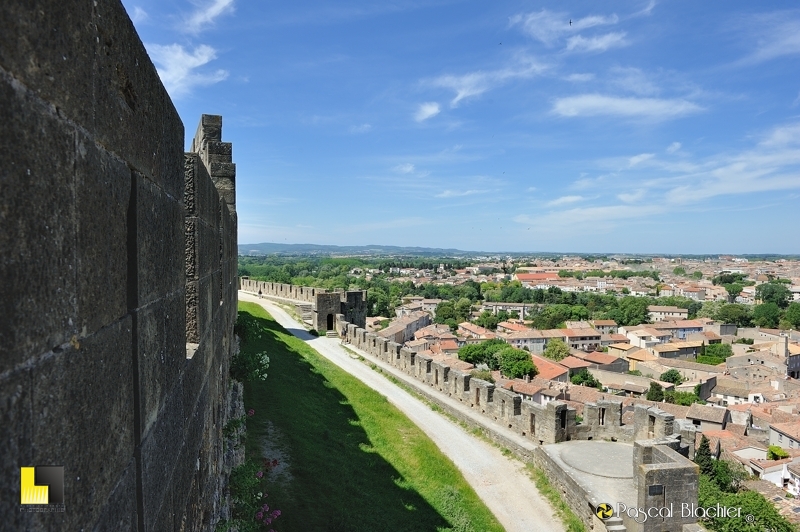 La ville moderne de Carcassonne vue des remparts La ville moderne de Carcassonne vue des remparts photo pascal blachier