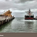 Chega ao Porto do Açu navio que vai exportar minério do Minas-Rio.