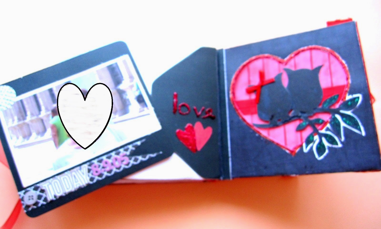 foto 7 decoración interior LOVE mini-álbun tag negro con foto decorada con palabra “today” y banderín negro