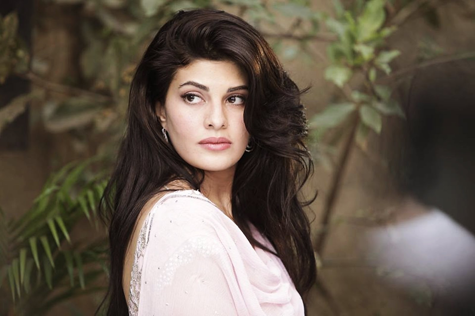 jacqueline entered bollywood in 2009 with sujoy ghosh s aladin and her latest appearence has been in ramaiya vastavaiya for an item song with prabhudeva jacqueline entered bollywood in 2009 with sujoy ghosh s aladin and her latest appearence has been in ramaiya vastavaiya for an item song with prabhudeva
