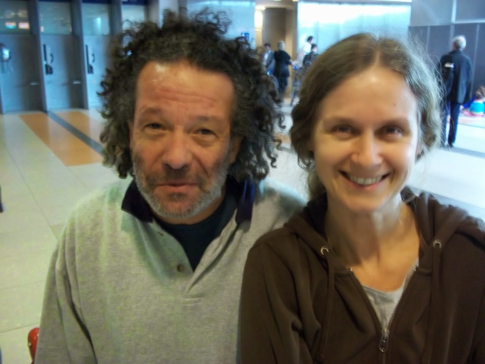 Con Juana Molina en el aeropuerto uno rumbo a EEUU, el otro rumbo a Amsterdam