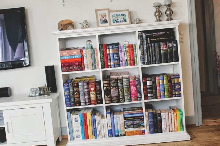 Paperback castles: tema tirsdag #24: min bogreol Reol gulv til loft