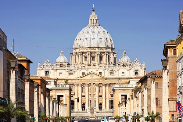 XVI por los más importantes exponentes en el Renacimiento Bramante en la arquitectura de la Basílica, Miguel Ángel en la pintura de la