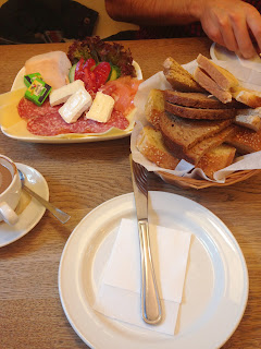 Unstrukturiert und laut: Frühstück im CaféCafé auf der Aachener Straße in Köln