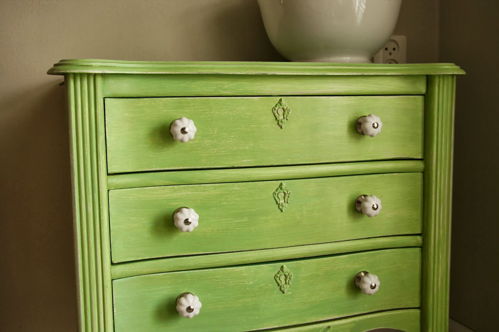 Brocante wandkastje te koop: houten trog met bollen keuk idee ...