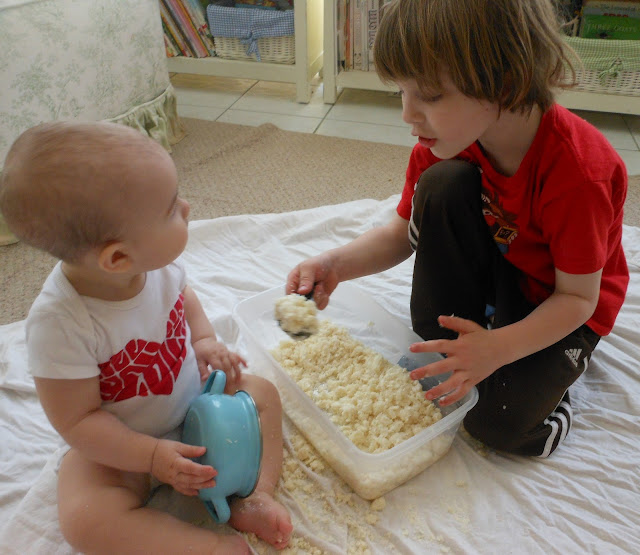Montessori Sensory Play for babies, Sensory play, Montessori, Baby play, Homemade, hands on learning, www.naturalbeachliving.com 
