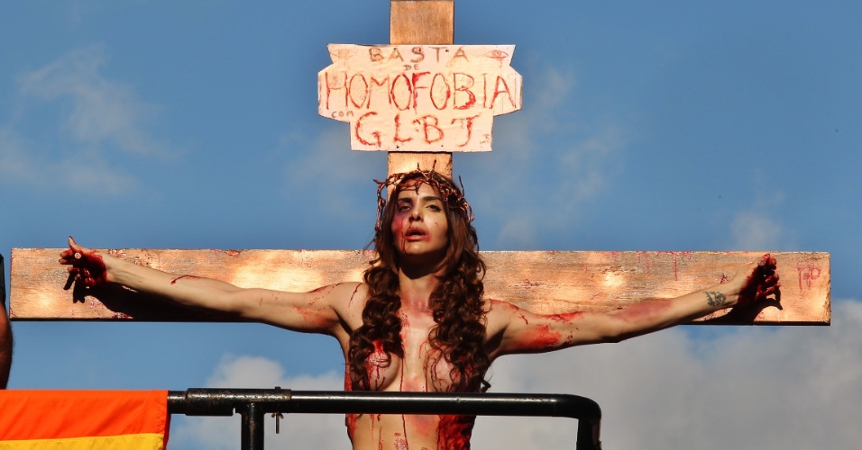 A atriz Viviany Beleboni, de 26 anos, durante a 19ª Parada do Orgulho LGBT de São Paulo. Ela se prendeu à cruz, encenando o sofrimento de Jesus, para “representar a agressão e a dor que a comunidade LGBT tem passado”. A atriz Viviany Beleboni, de 26 anos, durante a 19ª Parada do Orgulho LGBT de São Paulo. Ela se prendeu à cruz, encenando o sofrimento de Jesus, para “representar a agressão e a dor que a comunidade LGBT tem passado”.