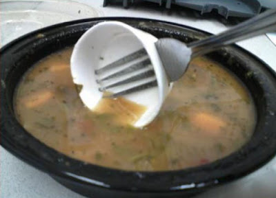 Pas marrant de manger sa soupe à la fourchette ? Brico Trash vous donne enfin la solution à cet épineux problème...