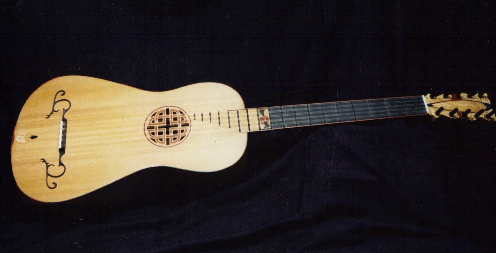 joel peyton, luthier baroque guitar