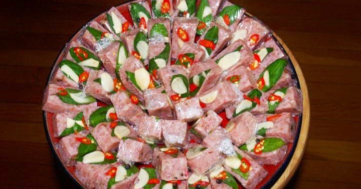 Nem chua - Vietnamese fermented pork roll