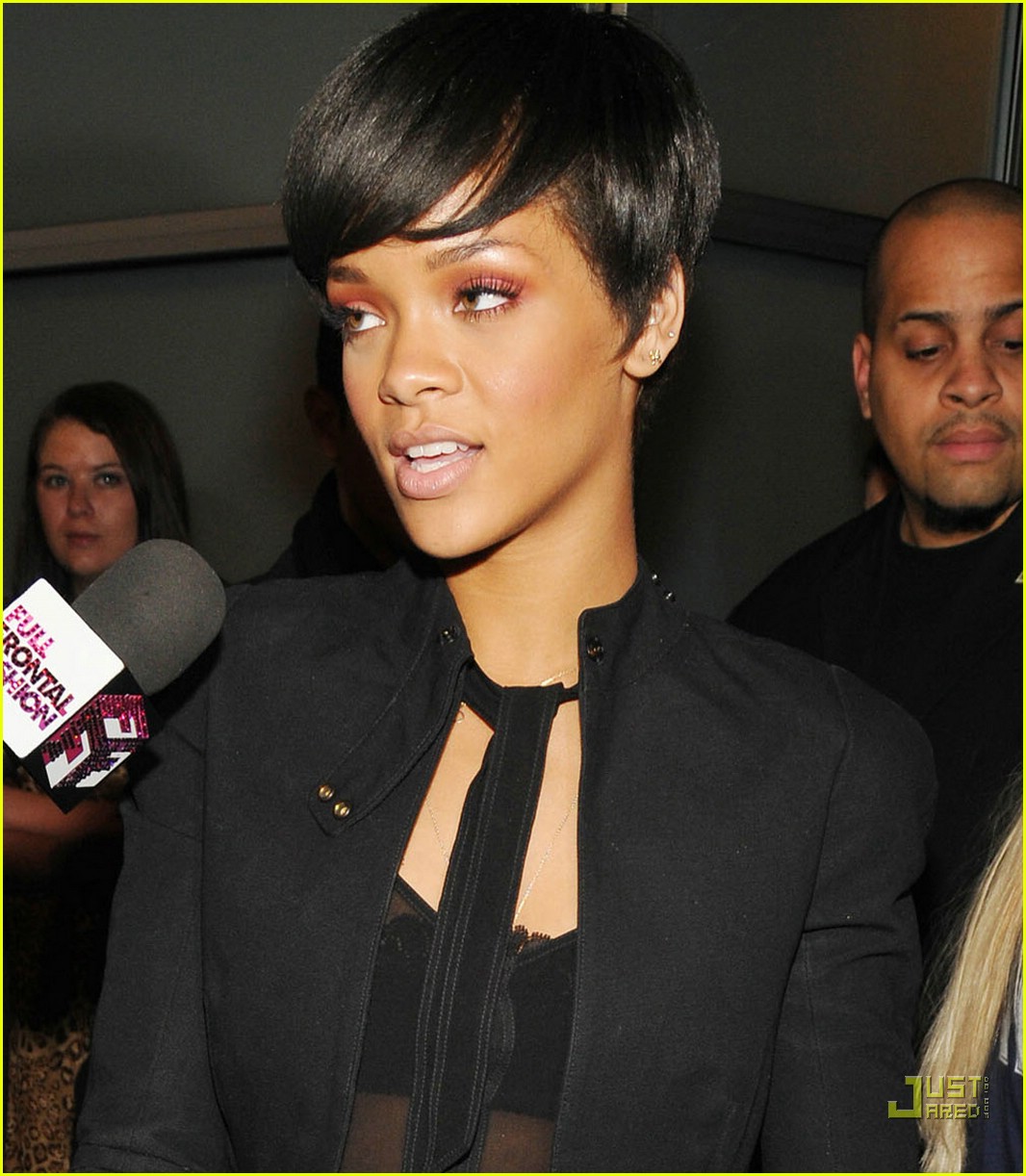 http://2.bp.blogspot.com/-GVbSphYuKG4/UDTkNaIZlbI/AAAAAAAANKI/ageb-mMVXO4/s1600/rihanna-umbrella-line-09.jpg