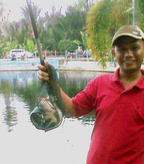 Daniel Holmes Sinaga Hobi Mancing Ikan