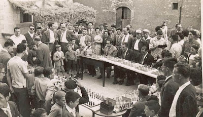 Preparativos de las simultáneas de ajedrez en Castellar de N’Hug en 1957