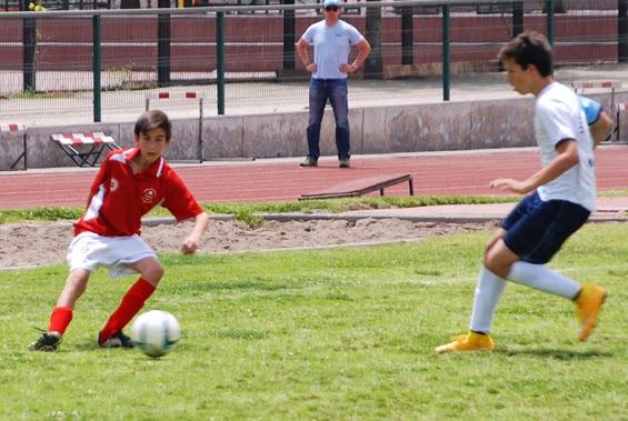 http://www.sanignacio.cl/Blogger/Deportes/2014/2511/futbol-infantil/F02mfutbol.jpg