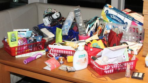 Der Krempel Den Ich Rief Ordnung Im Badezimmerschrank Bad Und Dusche Ich Schleppte Alles Auf Den Esstisch Putzte Leeren Schrank Und Begann Dann Das Große Sortieren