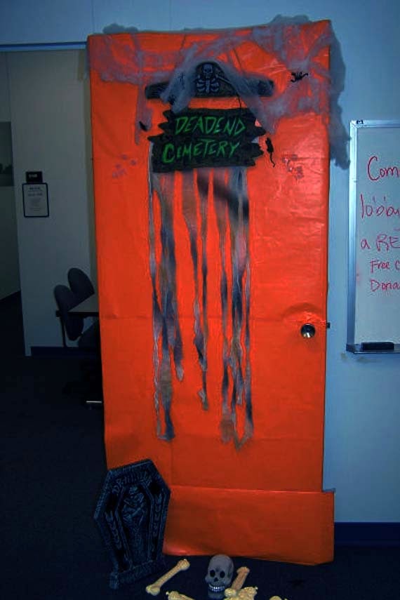 any halloween themed door decorating ideas