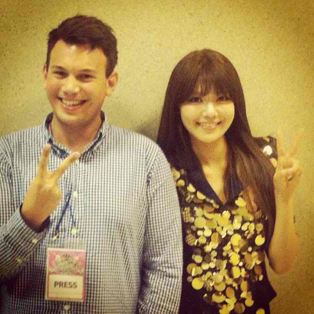 [OTHER][21-05-2012] Jessica and Sooyoung || Selca with Sam Lansky 120521jesoo+(2)