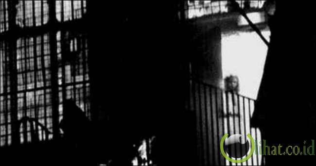 Hantu Gadis di Jendela Hantu Gadis di Jendela