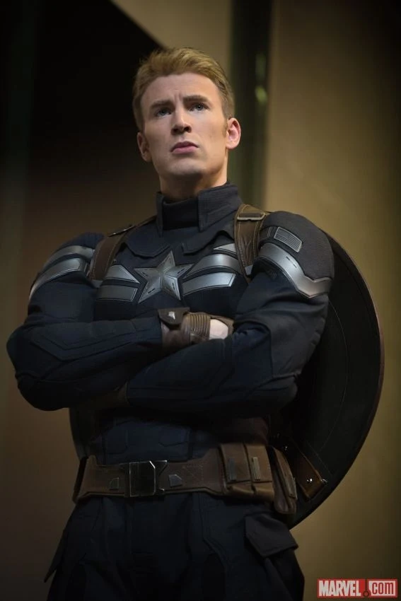 STEVE ROGERS (CHRIS EVANS)