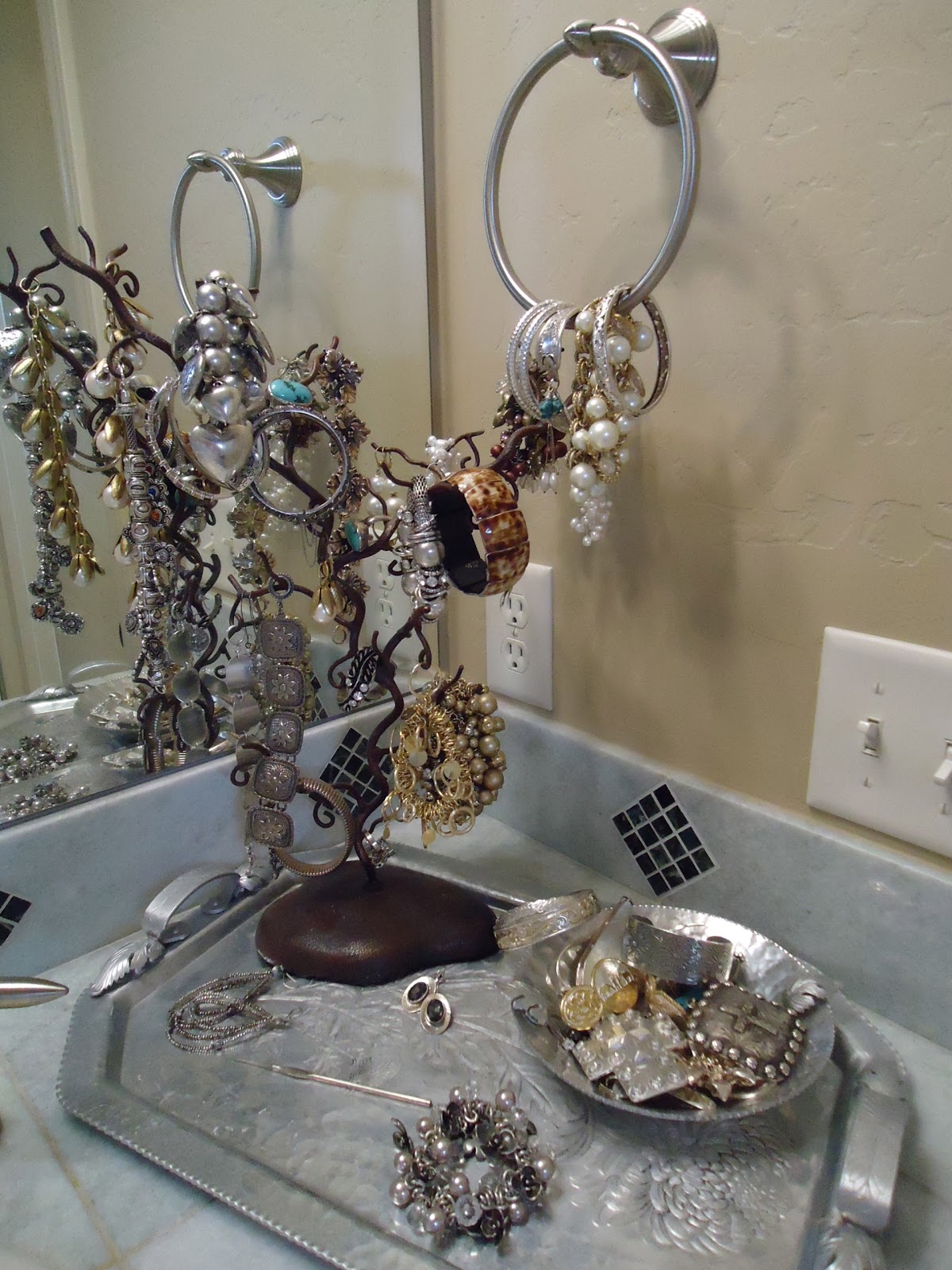 Pine Creek Style Showcase your Costume Jewelry...