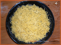Torta di pasta frolla con pesche caramellate e amaretti