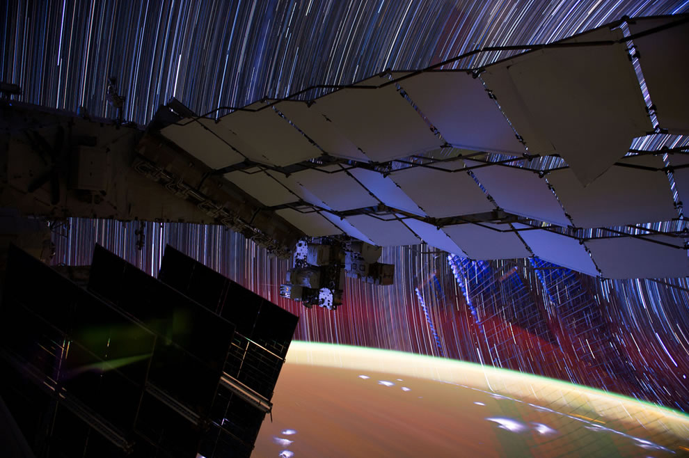 Incredible-long-exposure-photography-from-space-star-trails-as-seen-from-the-ISS.jpg