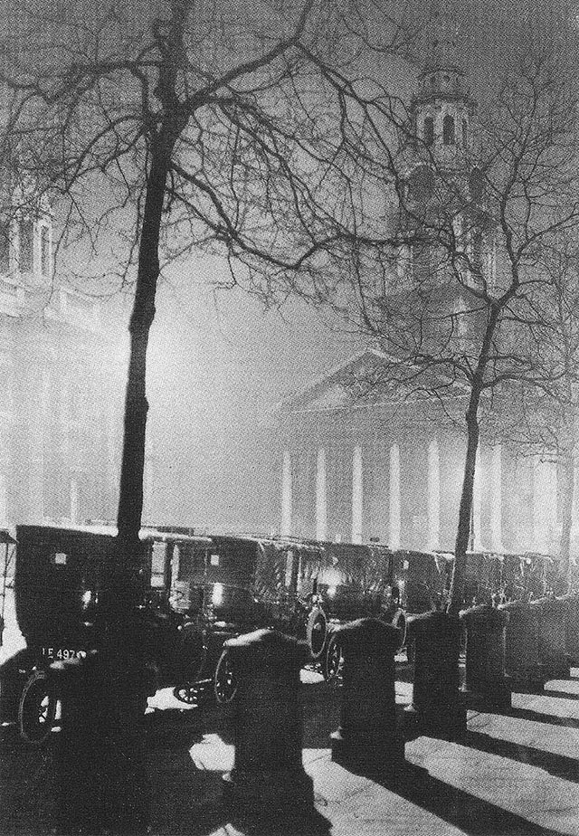 Amazing Historical Photo of Trafalgar Square in 1921 