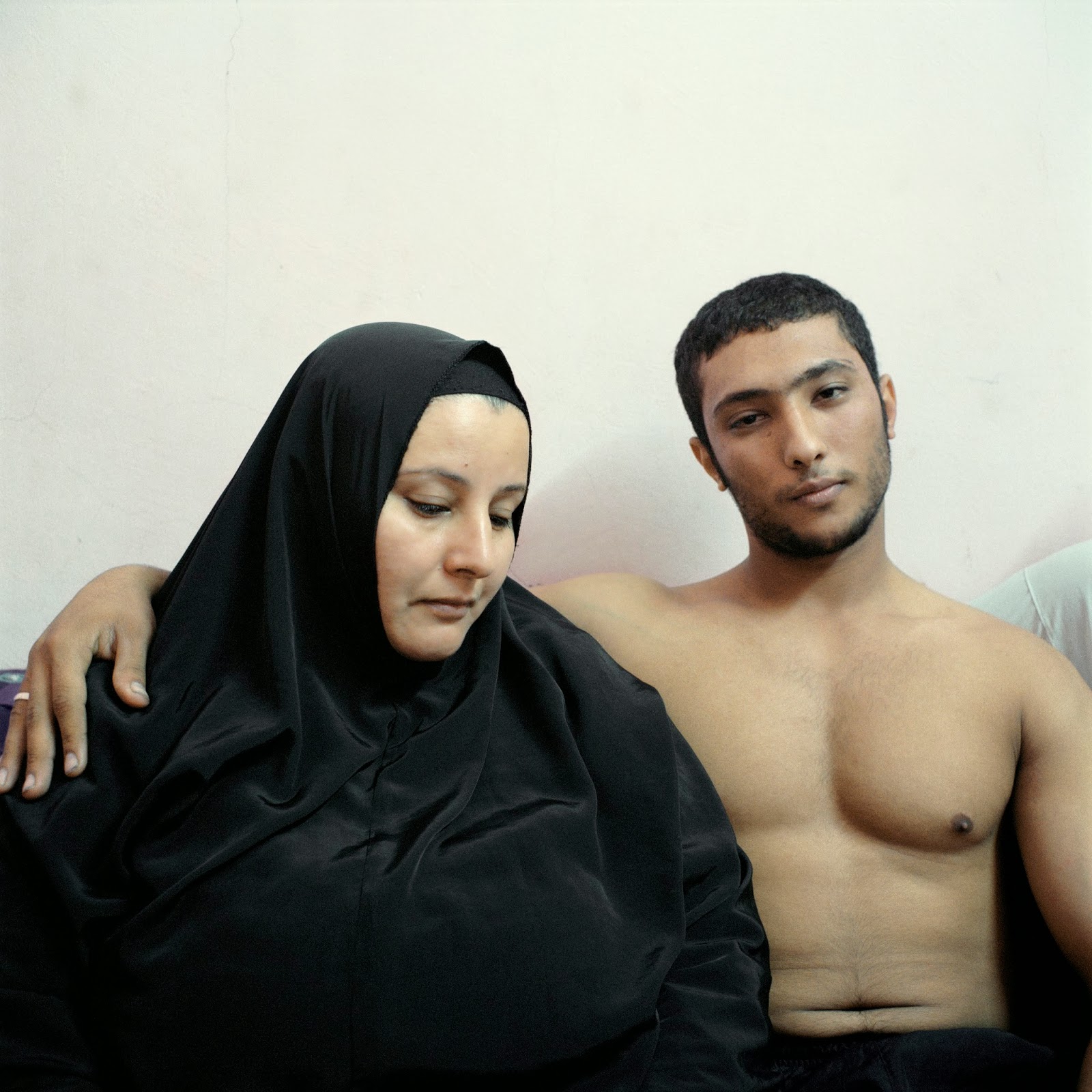 2nd Prize People – Staged Portraits Stories Denis Dailleux, France, Agence Vu 03 February 2011, Cairo, Egypt Ali, a young Egyptian bodybuilder, poses with his mother. world press photo, Denis Dailleux