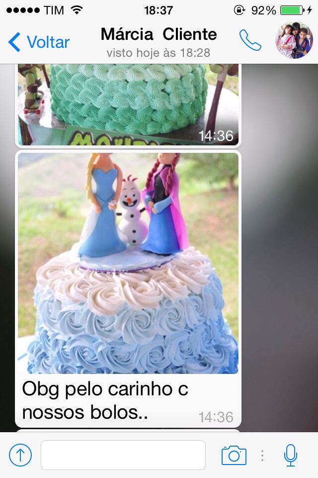 NOSSA CLIENTE MARCIA EXIBE OS BOLOS QUE FIZEMOS PARA SEUS FILHOS