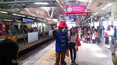 Babes dig the English bear too. Cis, beruang nih... Paddington bear Malaysia KL Sentral