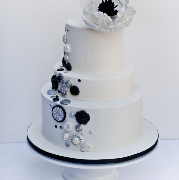 Tier Wedding Cake With Different Sized Tiers Tier Wedding Cake With Different Sized Tiers