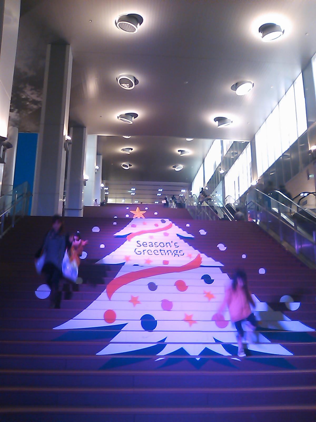 Family bike ride to a Mall where christmas is about to be here. | mama
