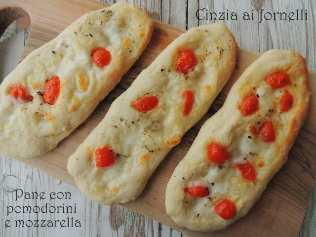 Pane con pomodorini e mozzarella