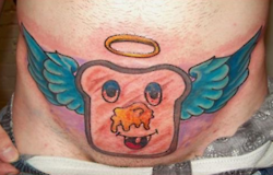 tatuaje de un pan tostado con alas y aureola de angel