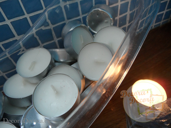 Truco para decorar el baño con velas baratas.