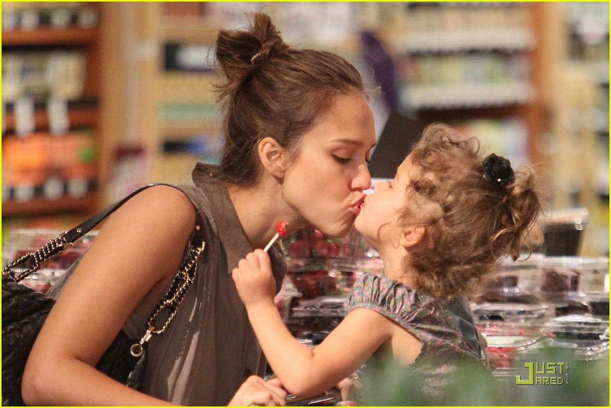 http://2.bp.blogspot.com/-GhctwtyzNJk/Tk6ckcX7scI/AAAAAAAACKQ/_C31VocdR1E/s1600/jessica-alba-baby-shower.jpg