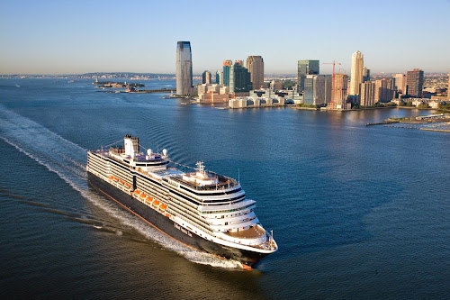 Lowongan Kerja di Kapal Pesiar Holland America Line HAL