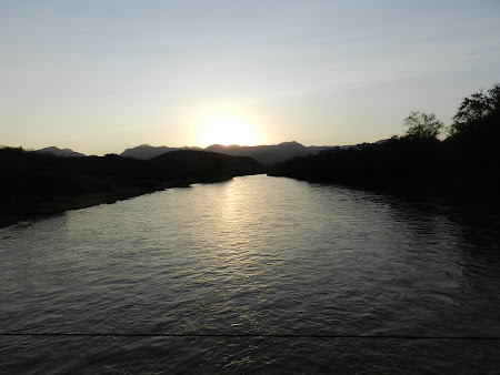 Puesta de sol tomada de la mitad del río