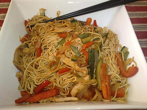 Wok de fideos chinos, verduras y proteina de soja texturizada ¡una