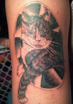 tatuaje de un gato mal hecho