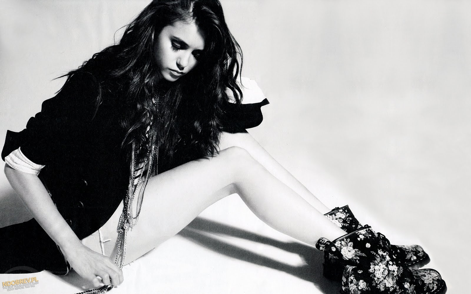 http://2.bp.blogspot.com/-GkMnZh2v0a4/T3Sko4XsATI/AAAAAAAABAg/bkxYaQ2OWYc/s1600/2011-The-Whole-Nylon-photoshoot-nina-dobrev-24949379-1600-999.jpg