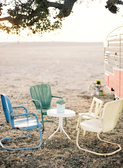 Coral Caravan Enjoy Cupcakes Styling | Vintage Styling Inspiration Chairs+outside+a+trailer Coral Caravan Enjoy Cupcakes Styling | Vintage Styling Inspiration