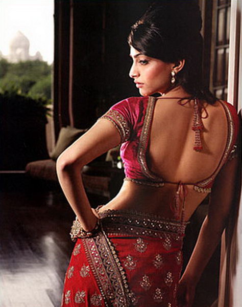 http://2.bp.blogspot.com/-GlIKqJgM_NM/TuNqy0QliBI/AAAAAAAARgc/VpeHPhC7S5Y/s1600/sonam_kapoor_players_movie-wallpaper.jpg