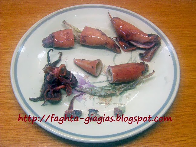 Τα φαγητά της γιαγιάς - Καλαμαράκια κονσέρβας τηγανιτά με κρεμμύδια Τα φαγητά της γιαγιάς - Καλαμαράκια κονσέρβας τηγανιτά με κρεμμύδια